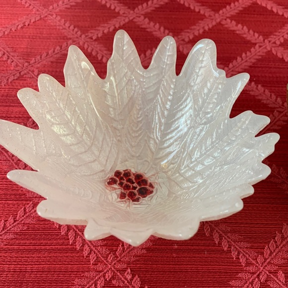 White, gold and silver glass flower bowls - Picture 2 of 3